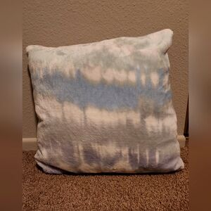 Throw pillow(s)